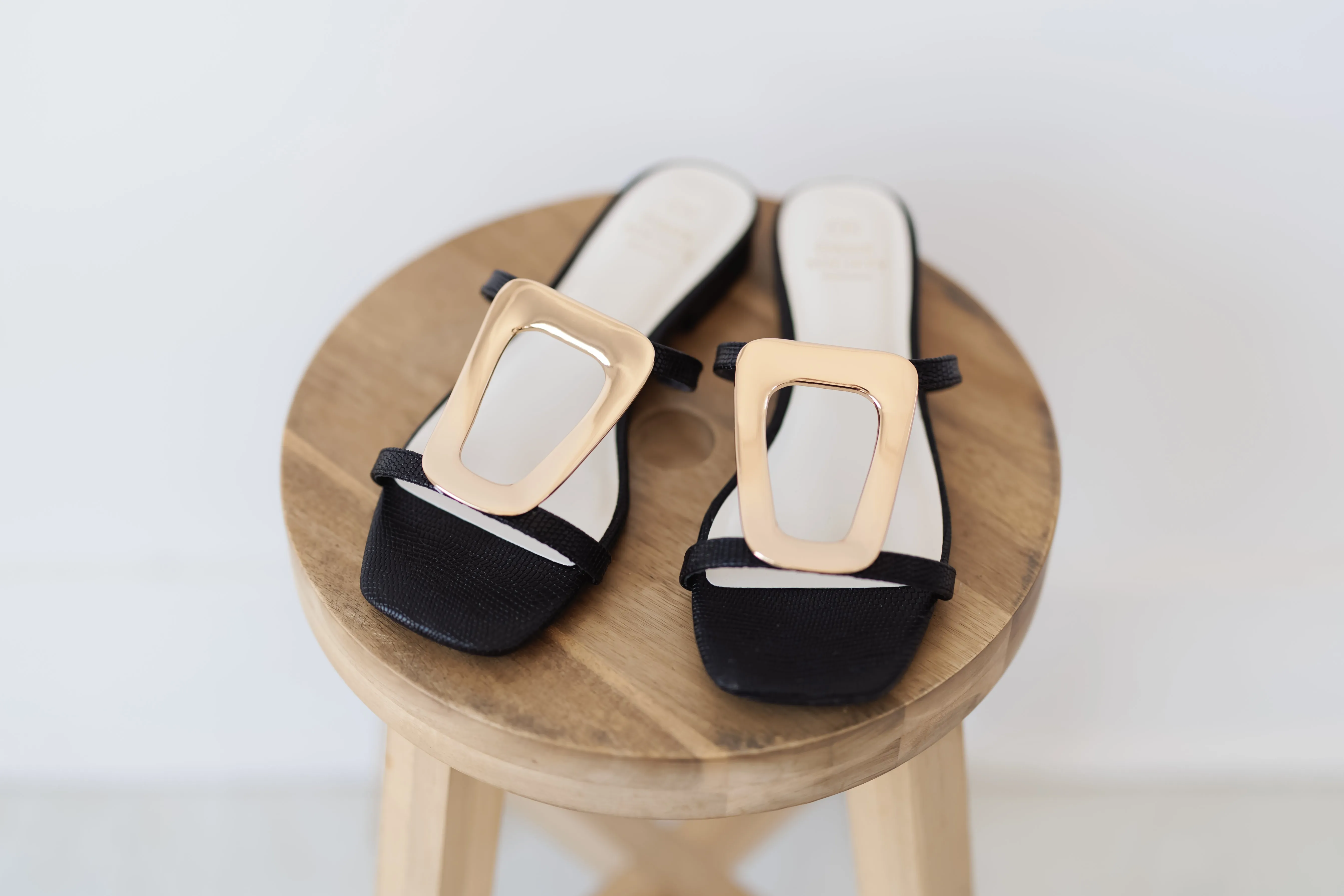 Oasis Society: Amiyah Buckle Sandals - Black