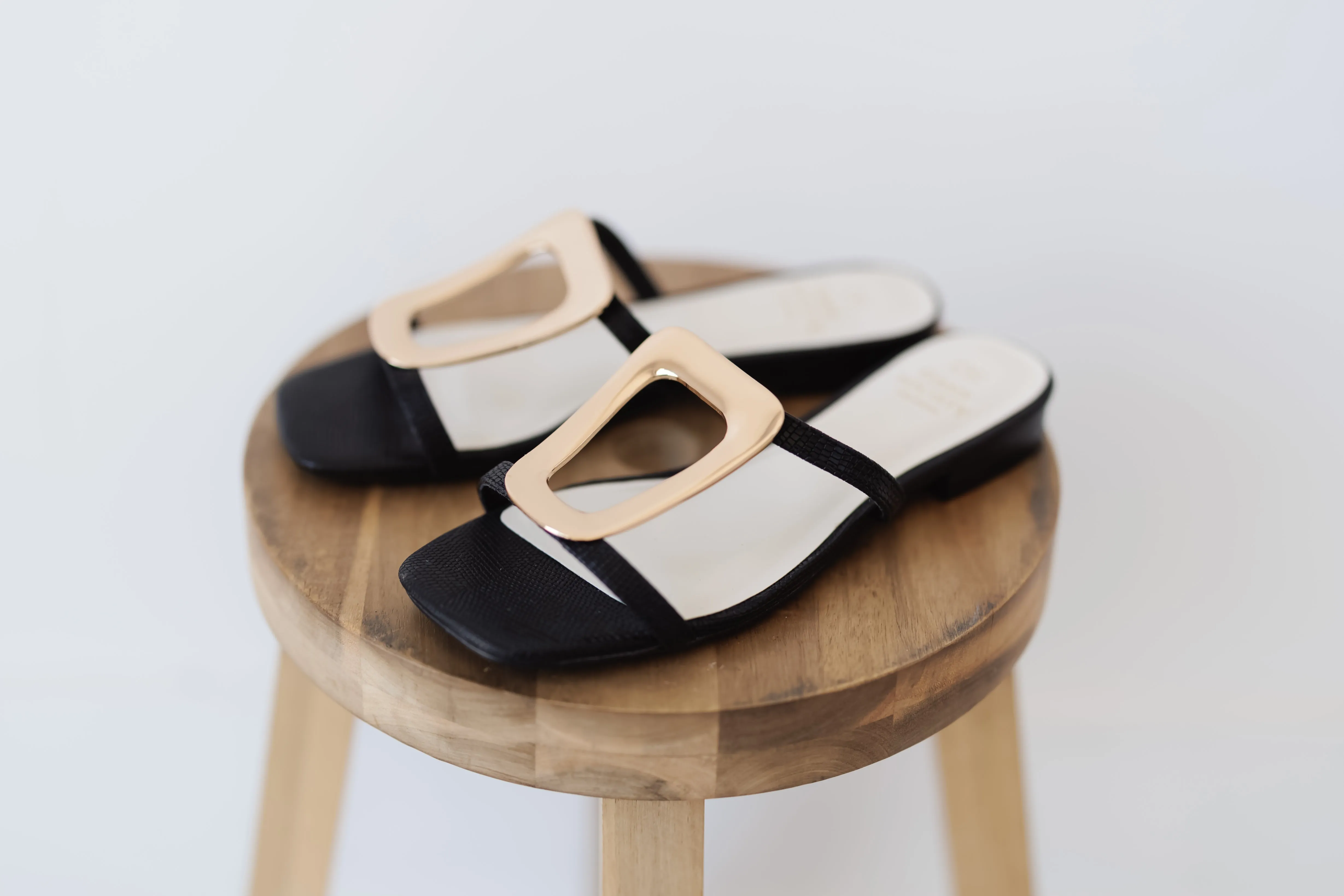 Oasis Society: Amiyah Buckle Sandals - Black